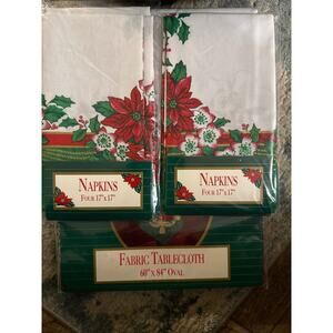 Fabric Table cloth 60 x 84 oval & 8 Napkins17x 17 Christmas poinsettias.‎